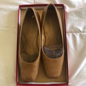 AEROSOLES Tan Snake Heels